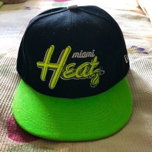 Heat Adjustable Hat Neón & Black